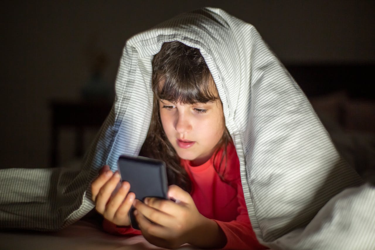 Bandire lo smartphone a scuola non basta: usarlo a letto peggiora la qualità del sonno