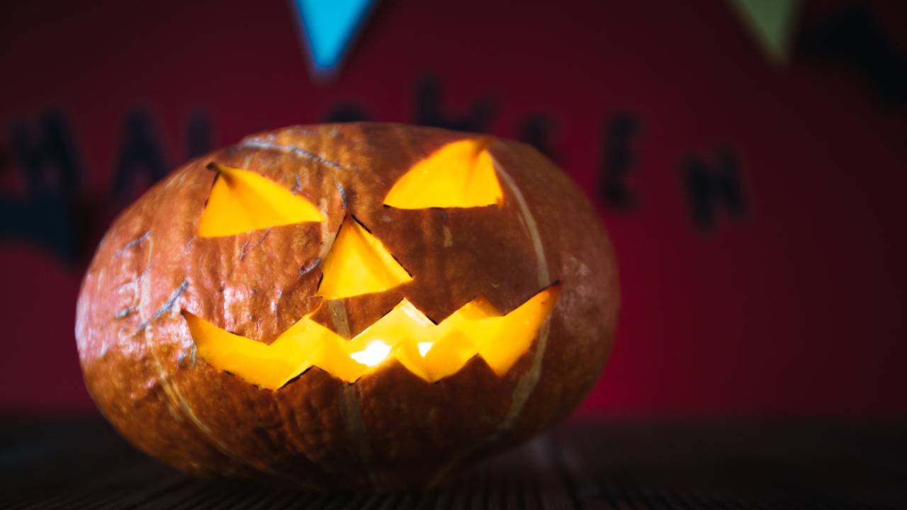 Come svuotare la zucca di Halloween e come intagliarla: tutti i consigli