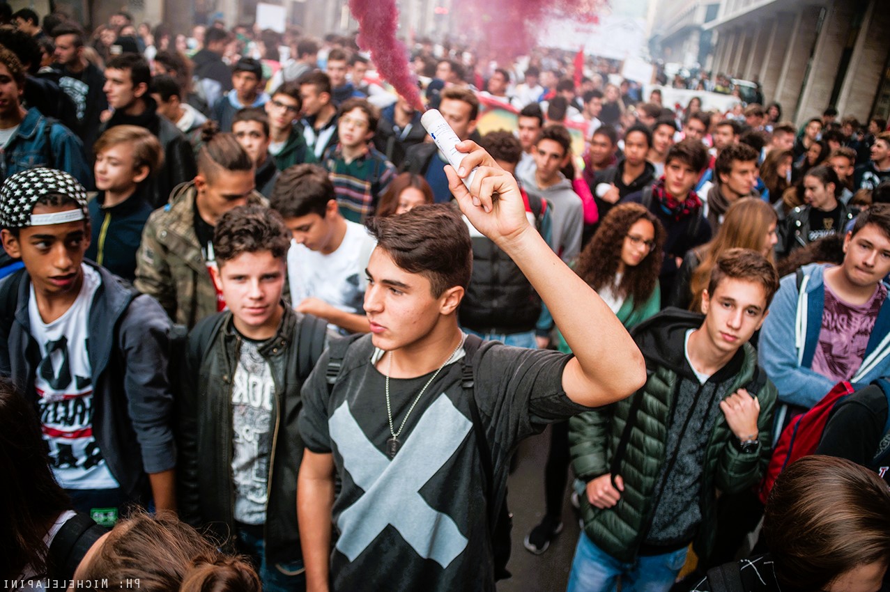 Studenti in piazza in Argentina: la protesta per i tagli di Javier Milei sull'università pubblica