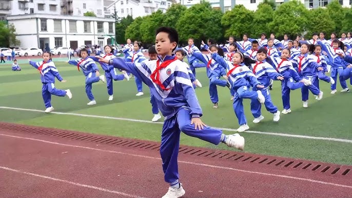 Gli studenti cinesi fanno esercizi di calisthenics al cambio dell'ora