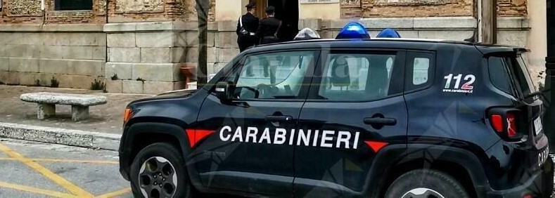 Insegnante aggredita dai genitori: arrestata per violenza sessuale sugli alunni