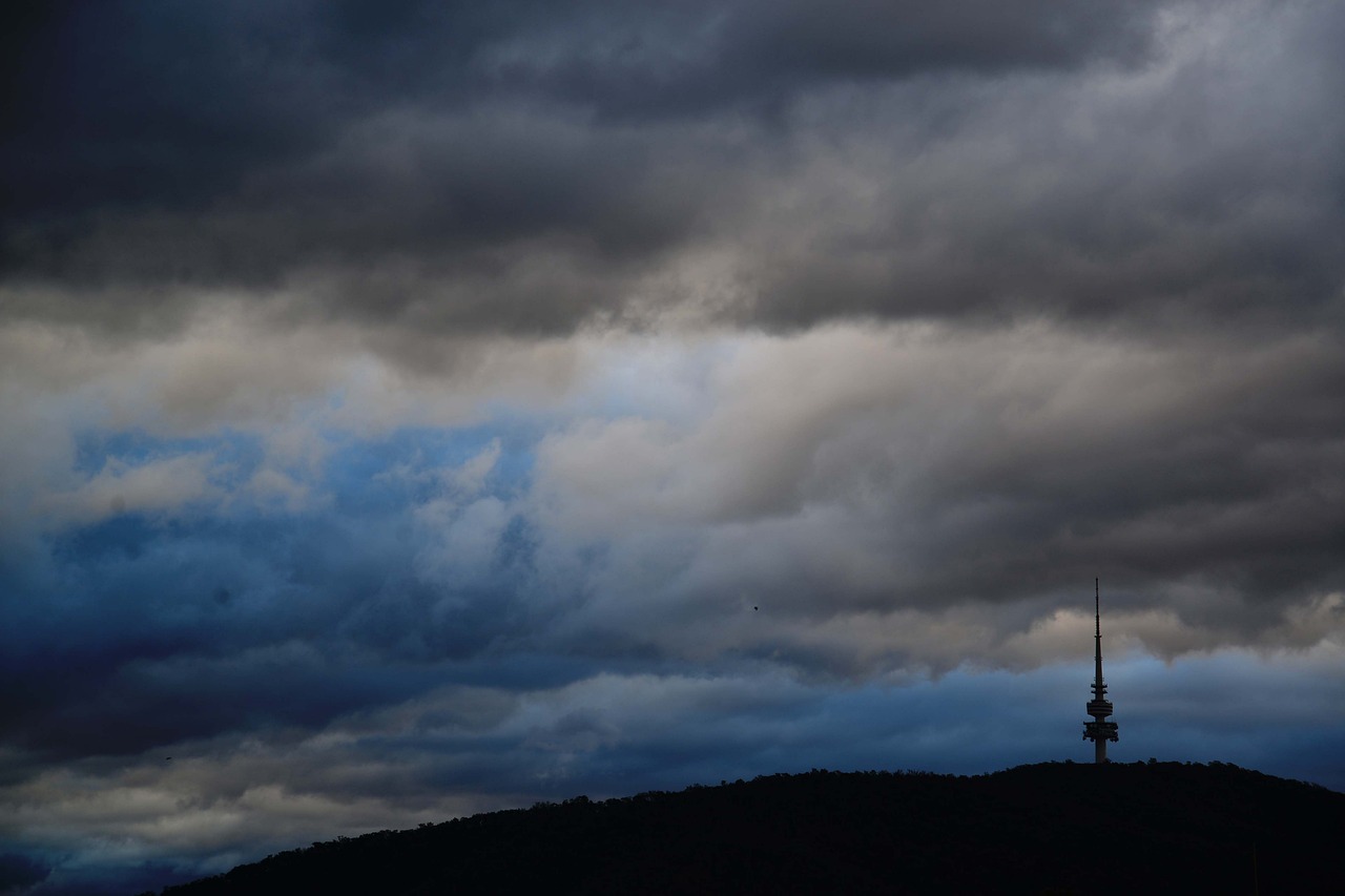 Allerta meteo e polemiche social: sindaco sotto attacco per la mancata chiusura delle scuole